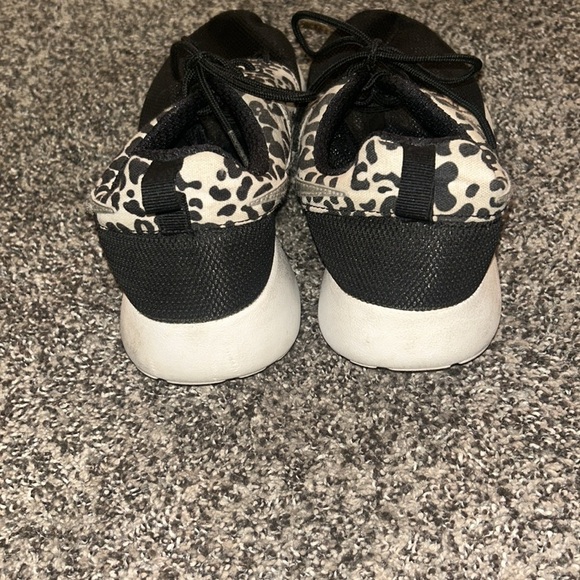 Nike Roche One Print GS Black Leopard Size 5Y - Picture 2 of 3